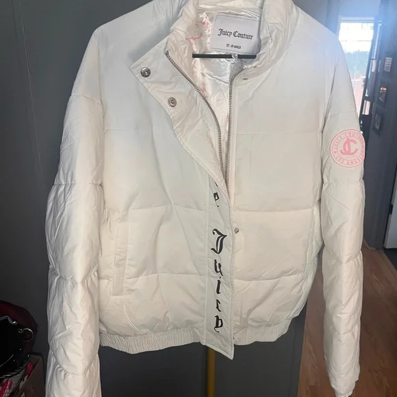 Juicy Couture White Puffer Jacket with Pink Emblem - Picture 5 of 7